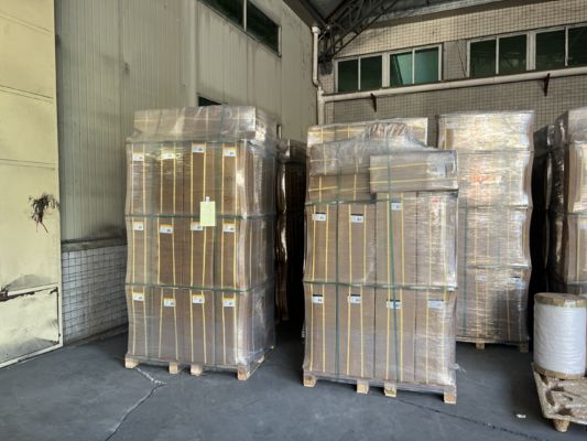 Gloss Lamination Film with 3 Inch Or 1 Inch Paper Core and EVA Glue Base for Packaging, Book Covers, Posters, And Labels