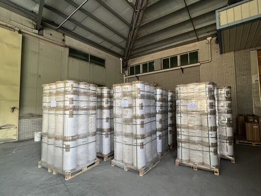 Glanzende PET-thermische lamineerfilm met een breedte van 2200 mm en een temperatuurweerstand van 130°C voor een betere bescherming