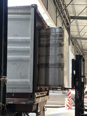 Metalleerde PET-film met hittebestendigheid tot 110°C, aangepast gewicht en gladde reflecterende oppervlakte voor voedselverpakkingen en lamineerwerk