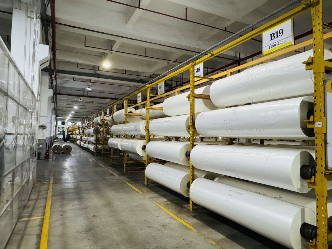 Hoge helderheid PET thermische lamineerfilm met een glans van meer dan 90 graden en een dikte van 11-250 micron voor thermische lamineerder