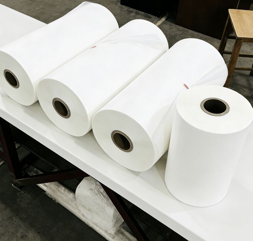 Glanzige en reflecterende gemetalliseerde PET-film met hittebestendigheid tot 110°C en chemische weerstand voor verpakking en laminatie